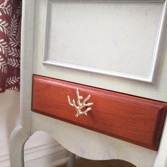 Create a space that evokes the beauty and tranquility of the ocean